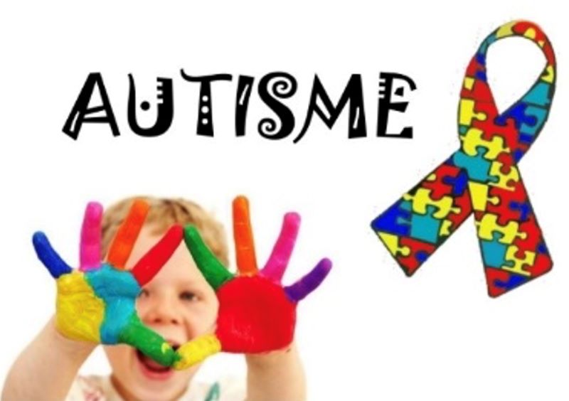 image de soutien à l'autisme avec un enfant aux mains peinte de toutes les couleurs et un ruban