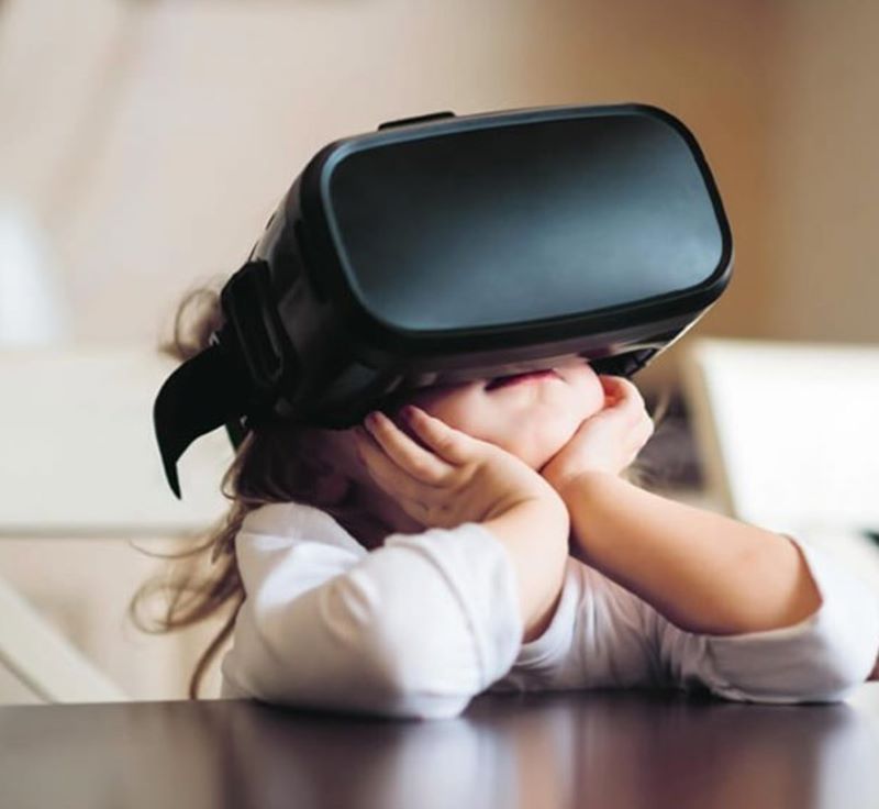 Enfant regardant dans un casque de réalité virtuelle